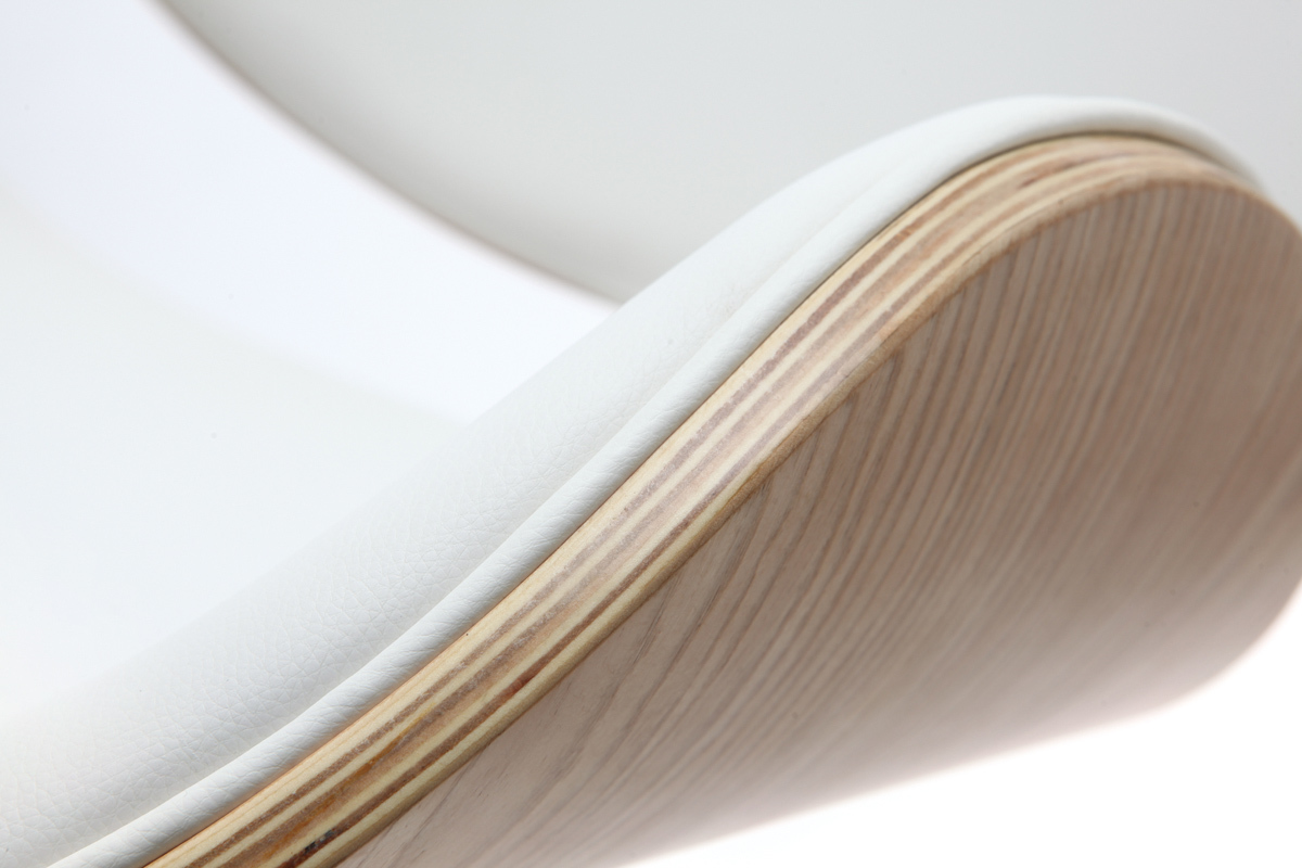 Zoom sur l'assise rembourr�e en polyur�thane blanc et la structure en bois clair du tabouret WALNUT.