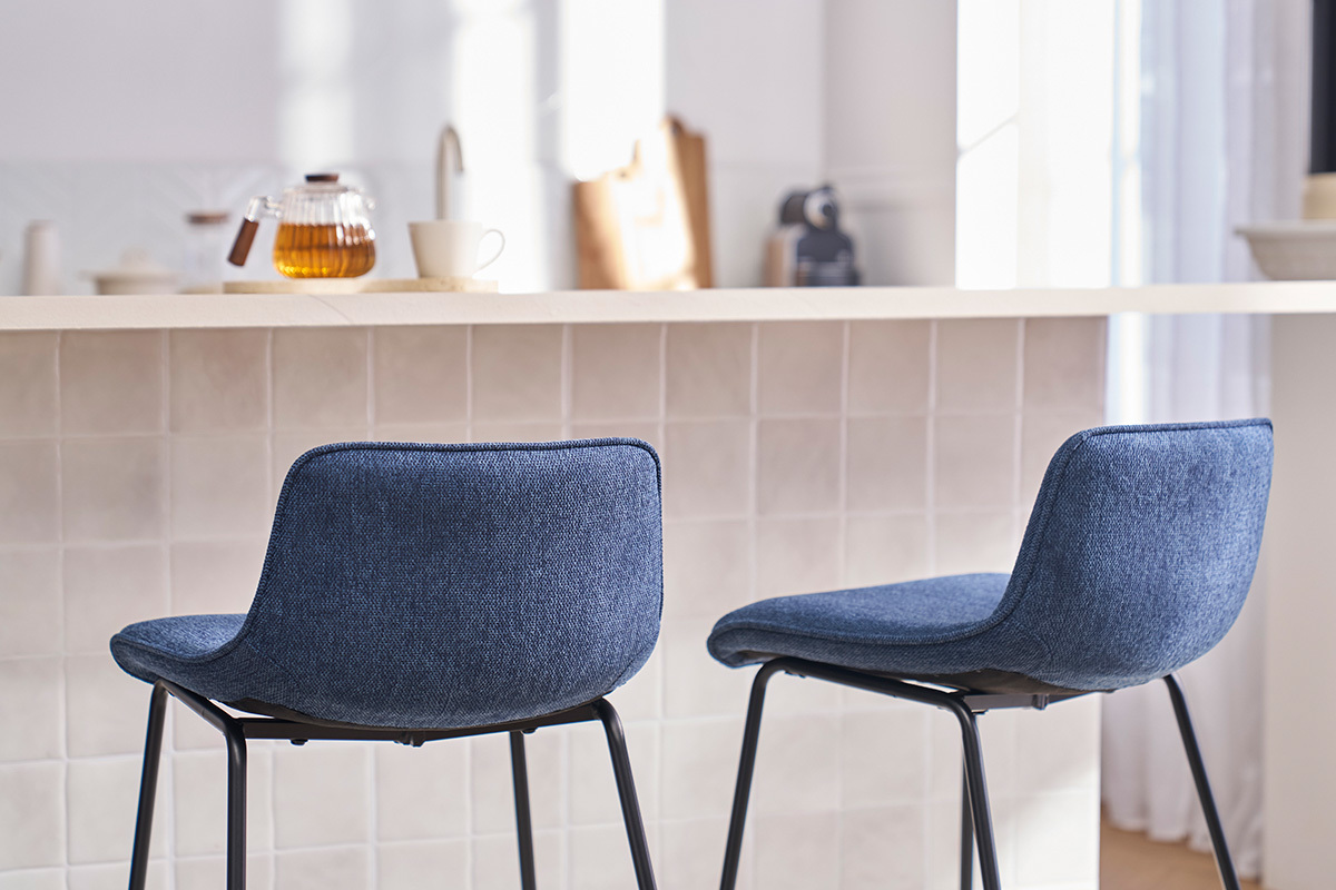 Tabourets de bar en tissu effet velours textur� bleu fonc� et m�tal H65 cm (lot de 2) BOOST
