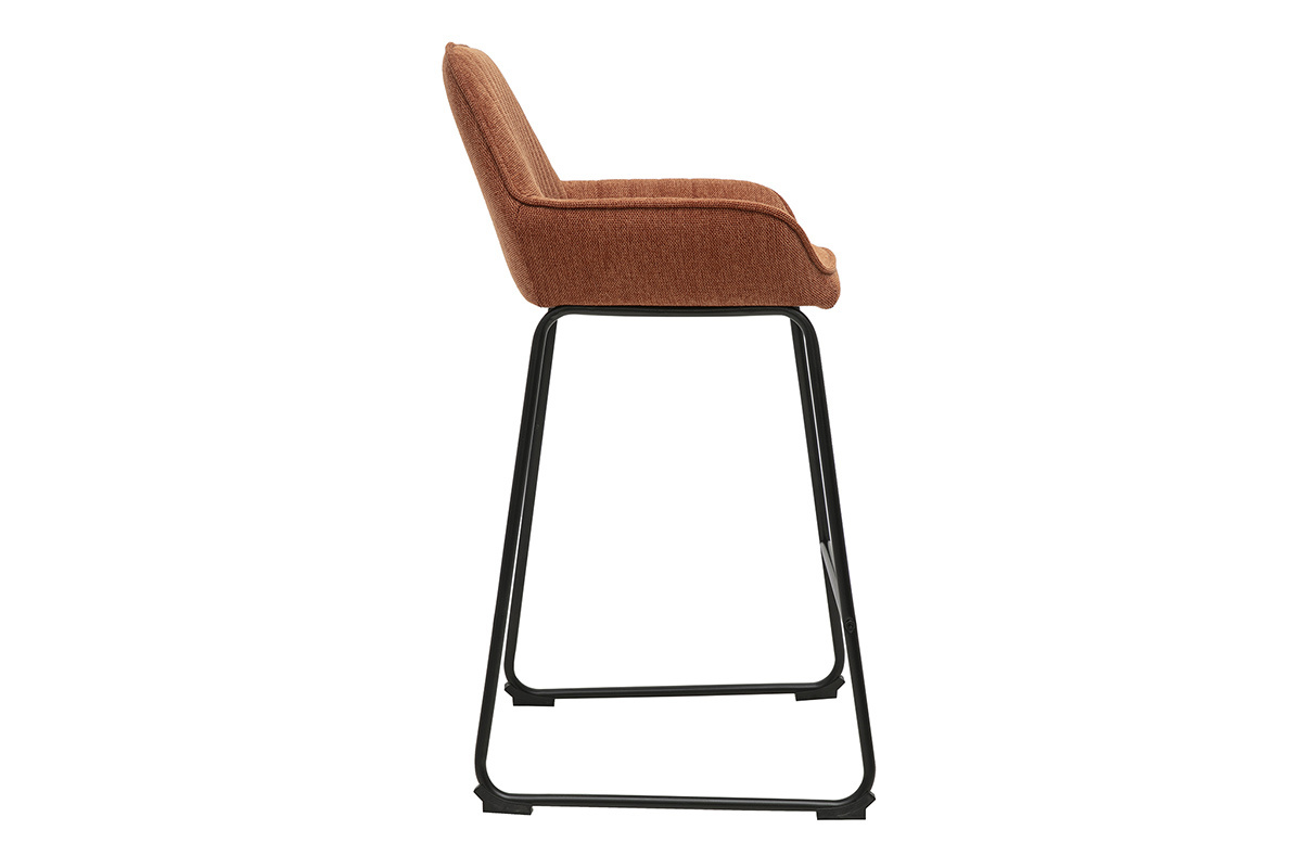Tabouret de bar en tissu effet velours textur� terre br�l�e et m�tal noir, vue de profil.