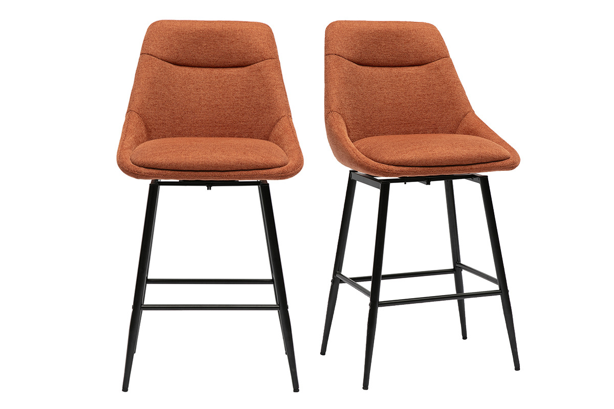 Deux tabourets de bar en tissu terre br�l�e avec pieds en m�tal, vue de face.